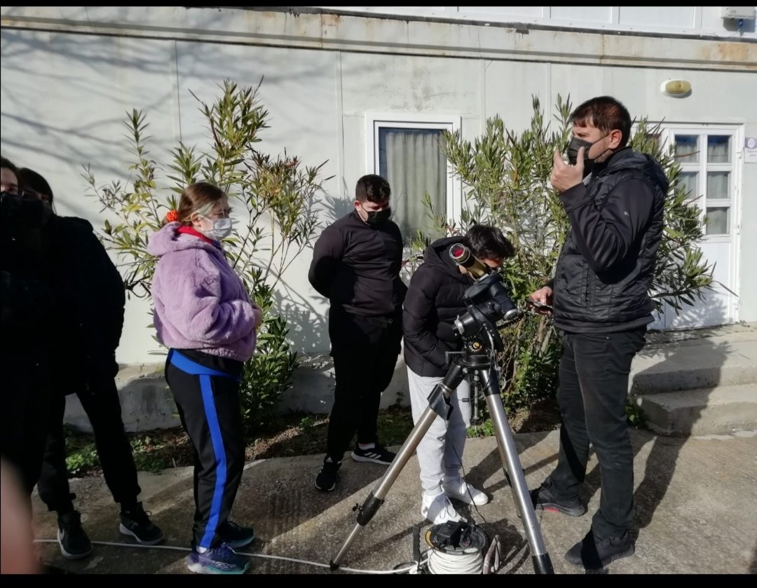 EmreNAN52294109's tweet photo. Today, we visited Çanakkale 18th March University Ulupınar Observatory with our 10th graders. Together with our students, we gained valuable information and examined the sundial with a telescope.
@BK_Canakkale
@highschool
#10thgrades https://t.co/qe7HLBTT2k