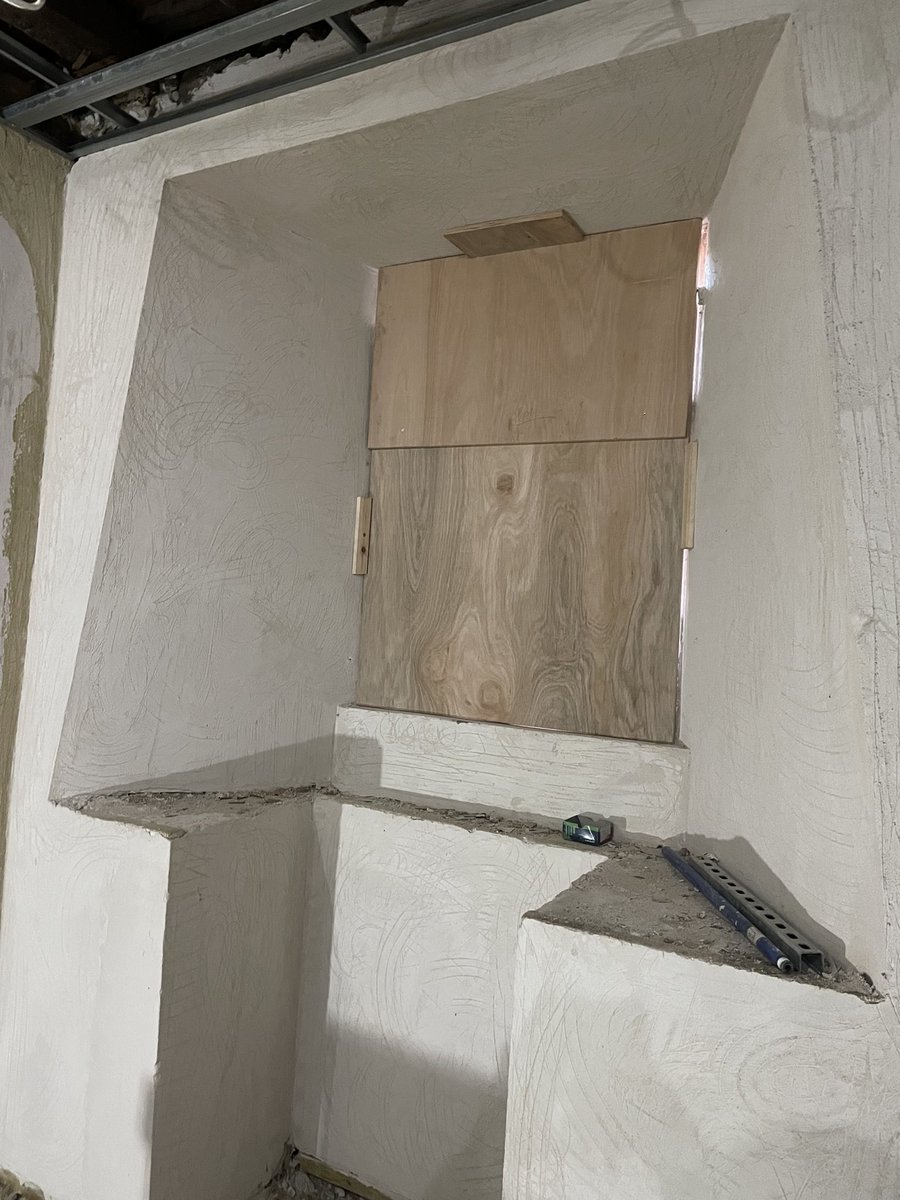 Our project in Castleford is gathering pace we are using both traditional lime and insulated lime on the internal areas of the building and the hand formed external angles the lads a leaving look amazing