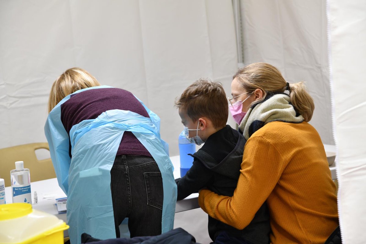 MoselleCD57's tweet photo. #Vaccination #COVID La vaccination pour les enfants de 5 à 11 ans est possible sur rdv (obligatoire).
📝Prendre rdv sur @doctolib : https://t.co/HlTFHnXKUQ 
🔎Des questions? ➡https://t.co/0Dsa4tsyqi ou 📞0 800 130 000 (Numéro vert) https://t.co/zp2e4uGst1