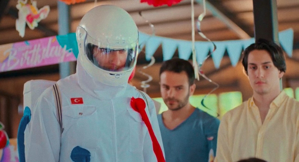 Heartless_103's tweet photo. “-buon compleanno figlia”
Non mi riprenderò mai da Serkan che si veste da astronauta per fare una sorpresa a sua figlia 🥺
#LoveIsInTheAir https://t.co/A5B8UCGM6d