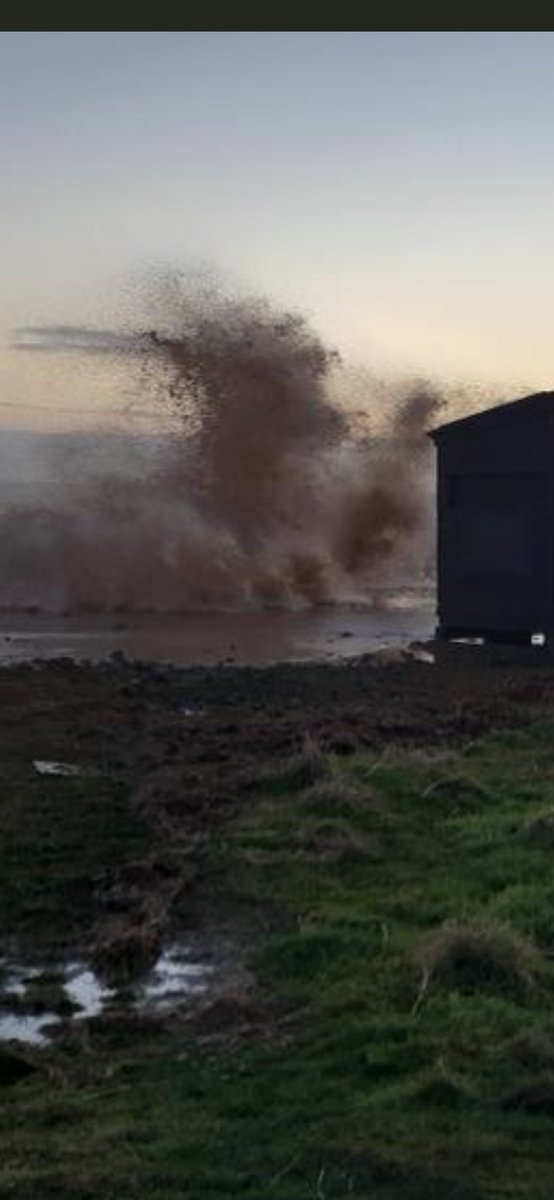 ally_2010's tweet photo. @Exley1953 @spurnbirdobs Looks like a finger pointing wave person! https://t.co/DkqSZfpfyH