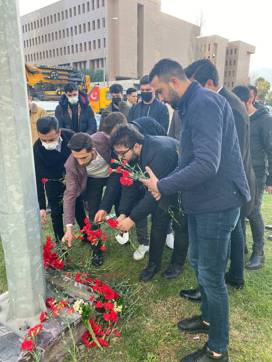 Vatan için yaşayıp öldünüz; siz toprağa değil, kalplere gömüldünüz. 

Kahraman polisimiz #FethiSekin ve mübaşir #MusaCan’ı şehadetlerinin yıl dönümünde karanfiller ve dualarla andık. Ruhları şad, mekanları cennet olsun.