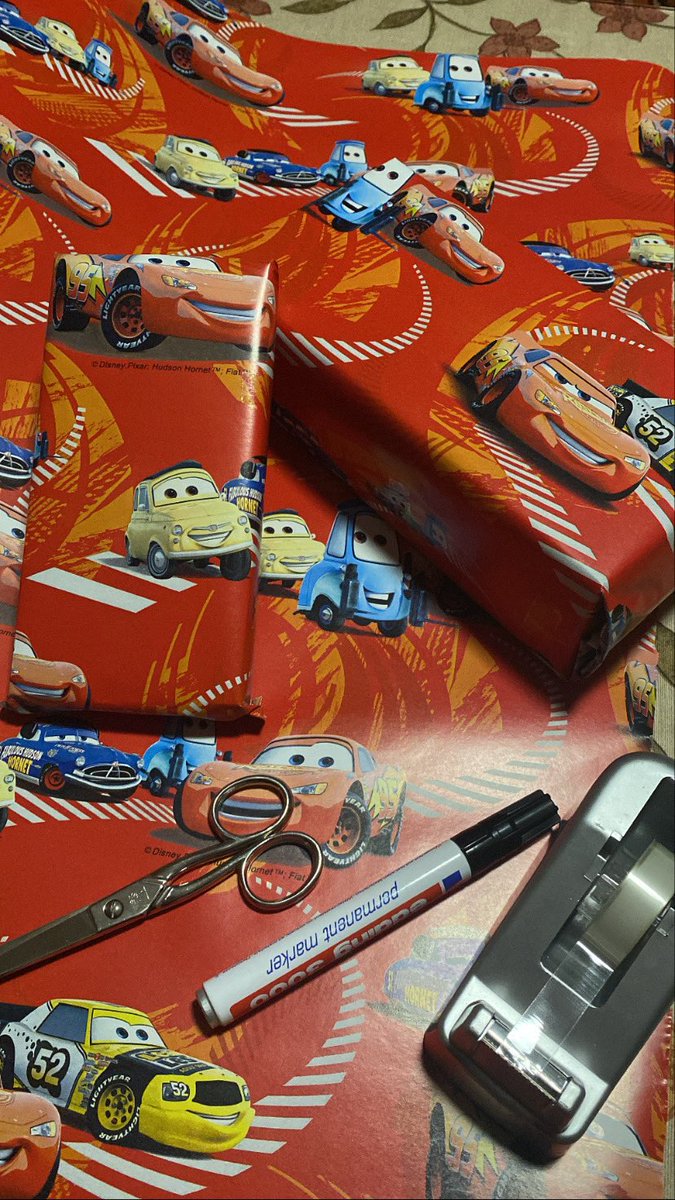 mi madre: cómo estás envolviendo los regalos tan rápido? 

yo: