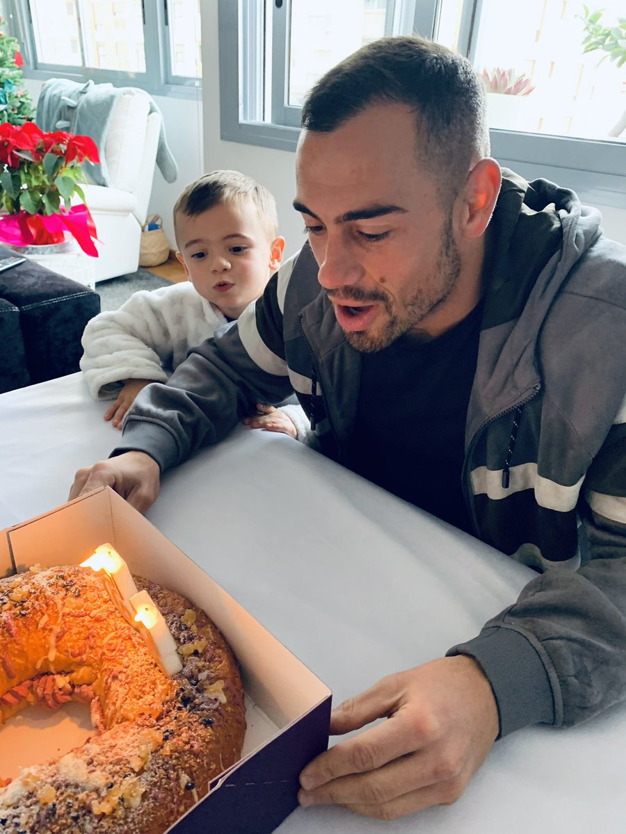 👉🏻 "No envejecemos con los años, sino que somos más nuevos cada día" (Emily Dickinson) 😜

🎂👏🏻 ¡Gracias a todos por vuestras muestras de cariño, ¡que paséis una gran noche de Reyes! 👑