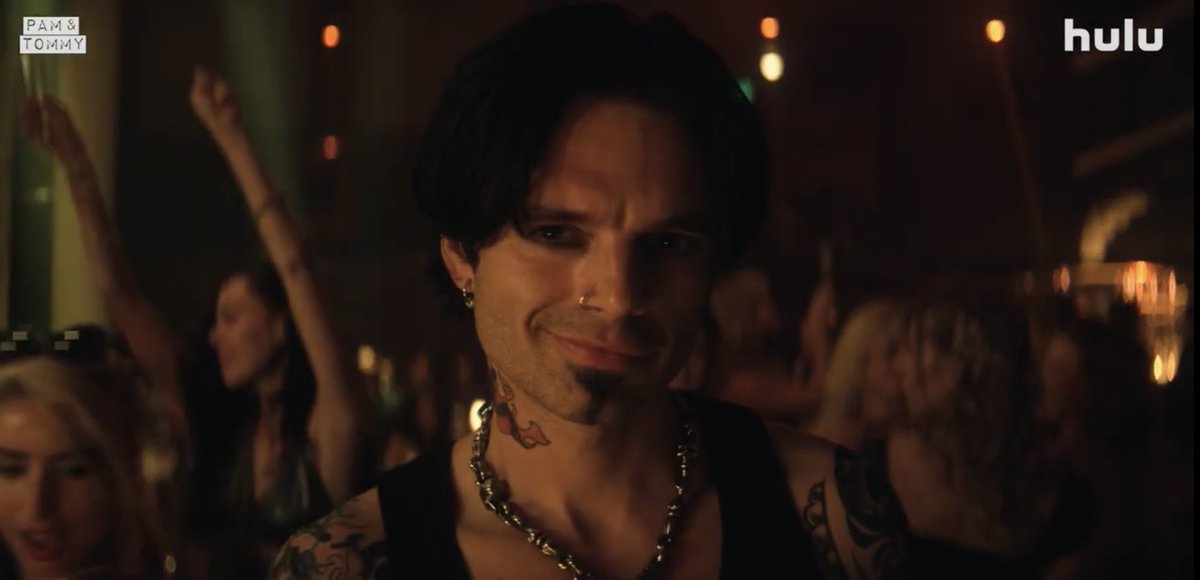 DiscussingFilm's tweet photo. Sebastian Stan as Tommy Lee in ‘PAM &amp; TOMMY’, premiering on Hulu on February 2. https://t.co/2CYkdr1aVJ