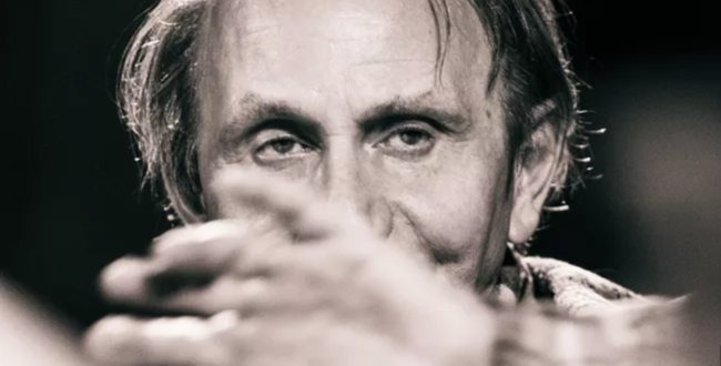 Je suis anéanti par Anéantir. La mollesse et l'ennui qui émanent de ce roman dépassent les capacités de patience de tout lecteur doté d'un cerveau et d'un bulbe rachidien. Le relâchement houellebecquien, poussé à ses dernières extrémités, produit le plus mauvais roman de l'auteur