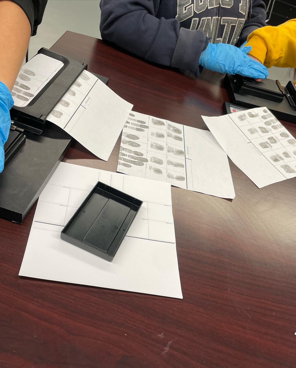 mynethonorfirst's tweet image. #LPS1Cadets getting a taste of #forensics in learning about #fingerprints and how to roll a set of fingerprints. They will match them with other sets and identify #FingerprintPatterns as well. #BeTheChange #FreedomThruKnowledge #NextGenerationOfPoliceOfficers #Police #LEO