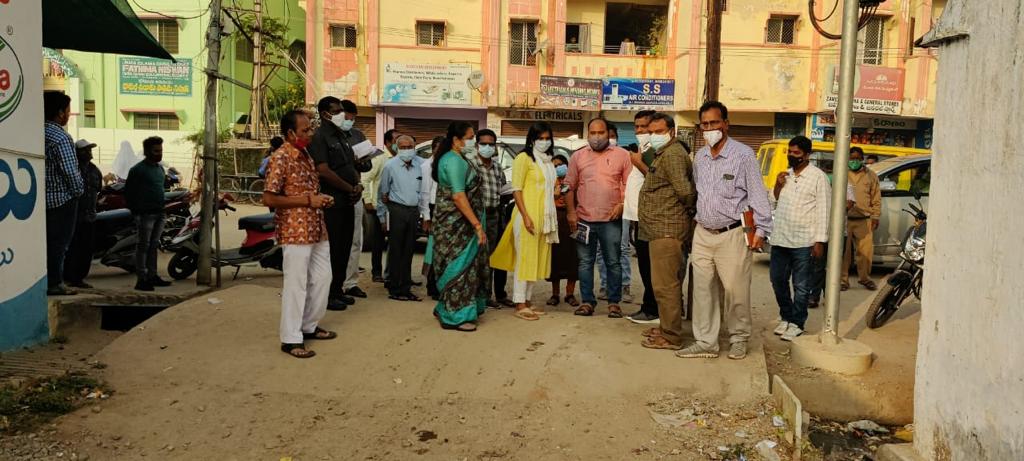 MC_GWMC's tweet photo. #TeamGWMC consisting of all HODs, wing officers,Corporators &amp; Hon'ble mayor @sundarani_gundu visited ward nos 19,20,21,22 &amp; 24 to examine various issues like sanitation,roads, drains,graveyards,to expedite development activites in the wards.

#WardVisits
@KTRTRS
@arvindkumar_ias https://t.co/DbGjL5GVE9