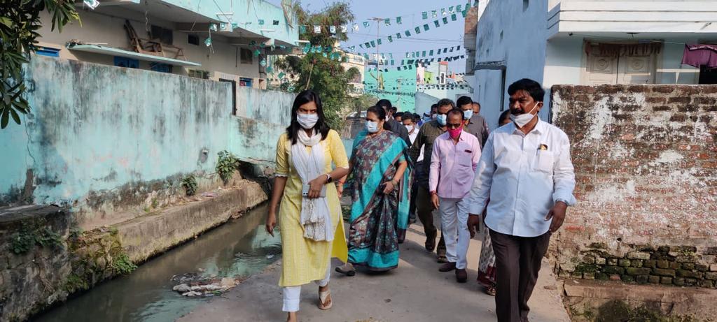 MC_GWMC's tweet photo. #TeamGWMC consisting of all HODs, wing officers,Corporators &amp; Hon'ble mayor @sundarani_gundu visited ward nos 19,20,21,22 &amp; 24 to examine various issues like sanitation,roads, drains,graveyards,to expedite development activites in the wards.

#WardVisits
@KTRTRS
@arvindkumar_ias https://t.co/DbGjL5GVE9