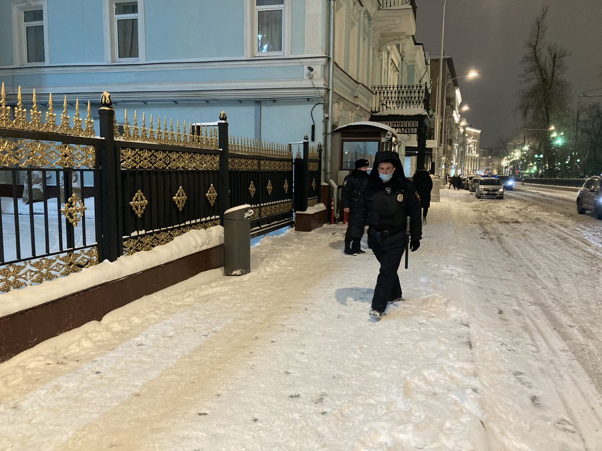 Vdovichenko1990's tweet photo. У посольства Казахстана в Москве сейчас так: https://t.co/6tekZVJFJv