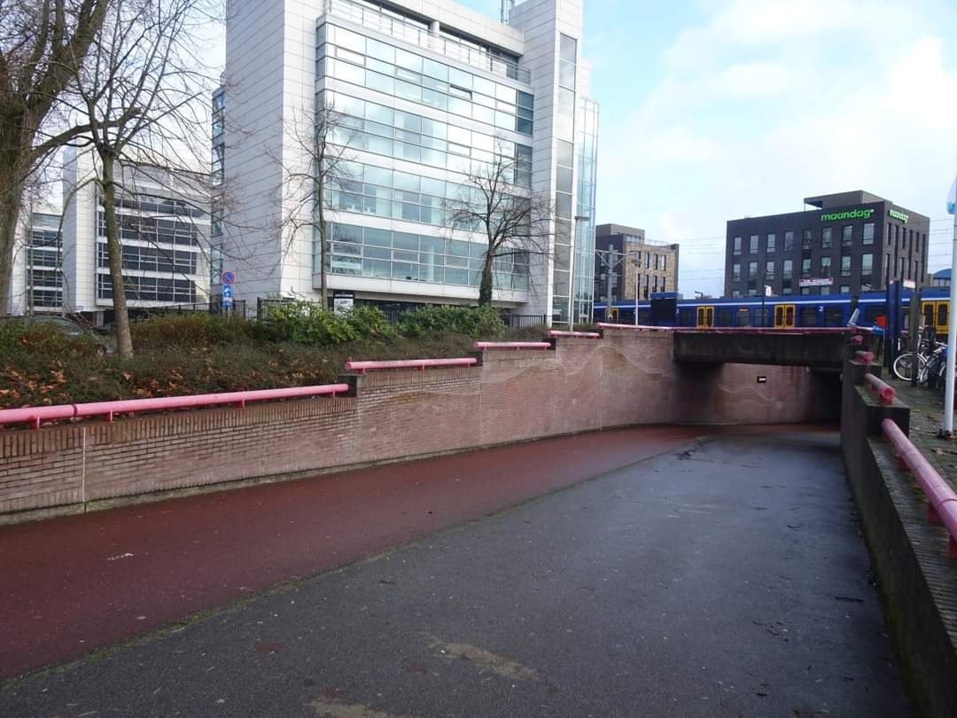 GL_Purmerend's tweet photo. Eind oktober 2021 werd het Regenboogkunstwerk in de tunnel onder Station Purmerend vernield. Het kunstwerk zou worden hersteld, maar is nu echter volledig verwijderd.

Ons raadslid Carla Brocken vraagt middels een tweetal technische vragen om opheldering.
https://t.co/h7qjEdMVw0 https://t.co/TrDACcyyFO