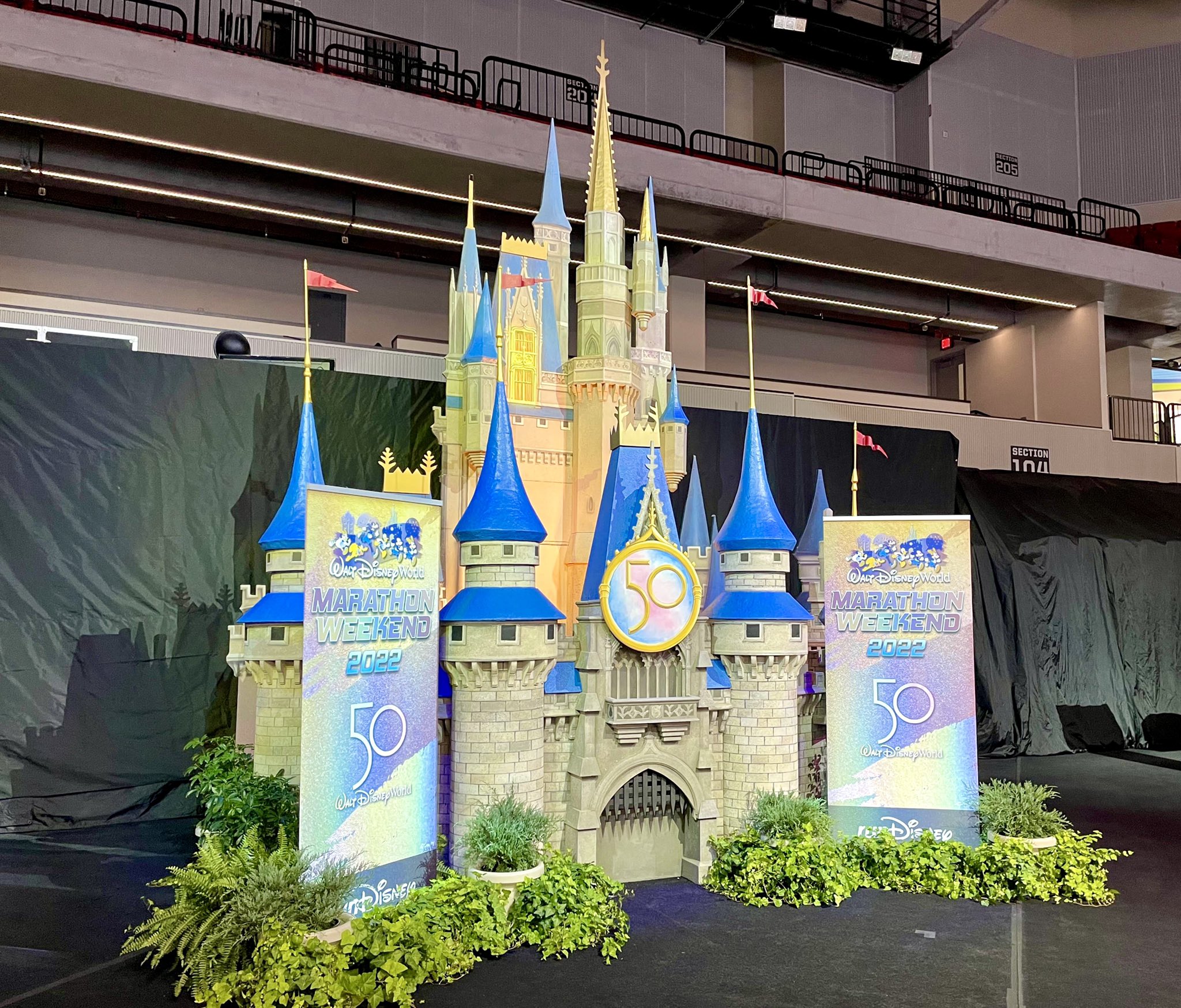 Wdw News Today The 50th Cinderella Castle Photo Op At The Rundisney Event Though Disneyworld T Co Jtbb6n2cjr Twitter