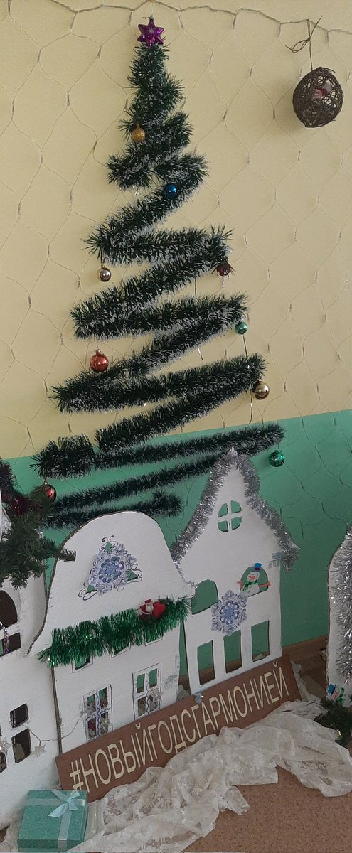 Новогодиние праздники - время волшебства! Ученики 4 класса, совместно с педагогами, создавали праздничную атмосферу в школе, приняв участие в акции "Новогодние окна" в рамках Общероссийской акции "Новый год в каждый дом"
#НовогодниеОкна