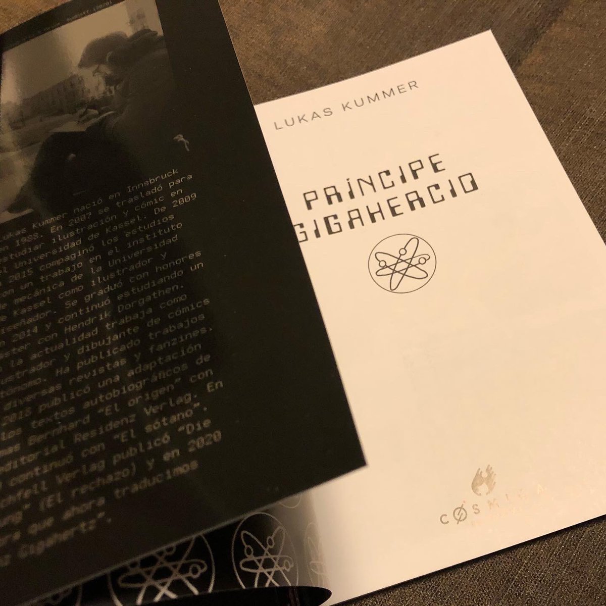 Zwerchfell's tweet image. Bei Cosmica Editorial ist jetzt die spanische Version von Lukas Kummers PRINZ GIGAHERTZ als PRINCIPE GIGAHERCIO in einem wunderschön aufgemachten Softcover erschienen. Falls ihr also in Spanien seid habt ihr schon ein Mitbringsel für die Lieben daheim.