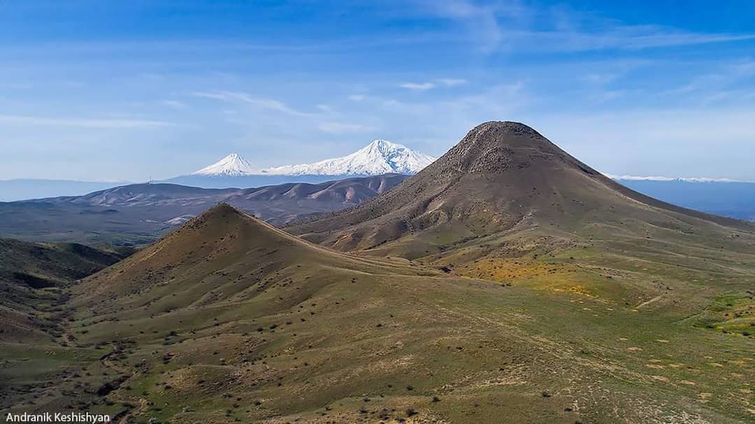 Ilkasar Lerr is a mountain located in Ararat, #Armenia.Similarities between Ararat Mountain and Ilkasar mountain are just amazing to me.
