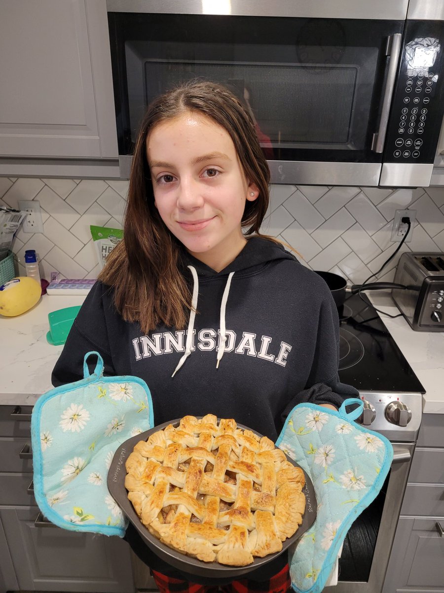 Mrs_S_Davis's tweet photo. @themusicalchef  @principalISS @SCDSB_Schools @GordonRamsay
Day 1 of online school and this is what's happening here!  Home made apple pie! I'm drooling! It's an A+ from me! She understood the assignment! https://t.co/fi0v2KkZvp