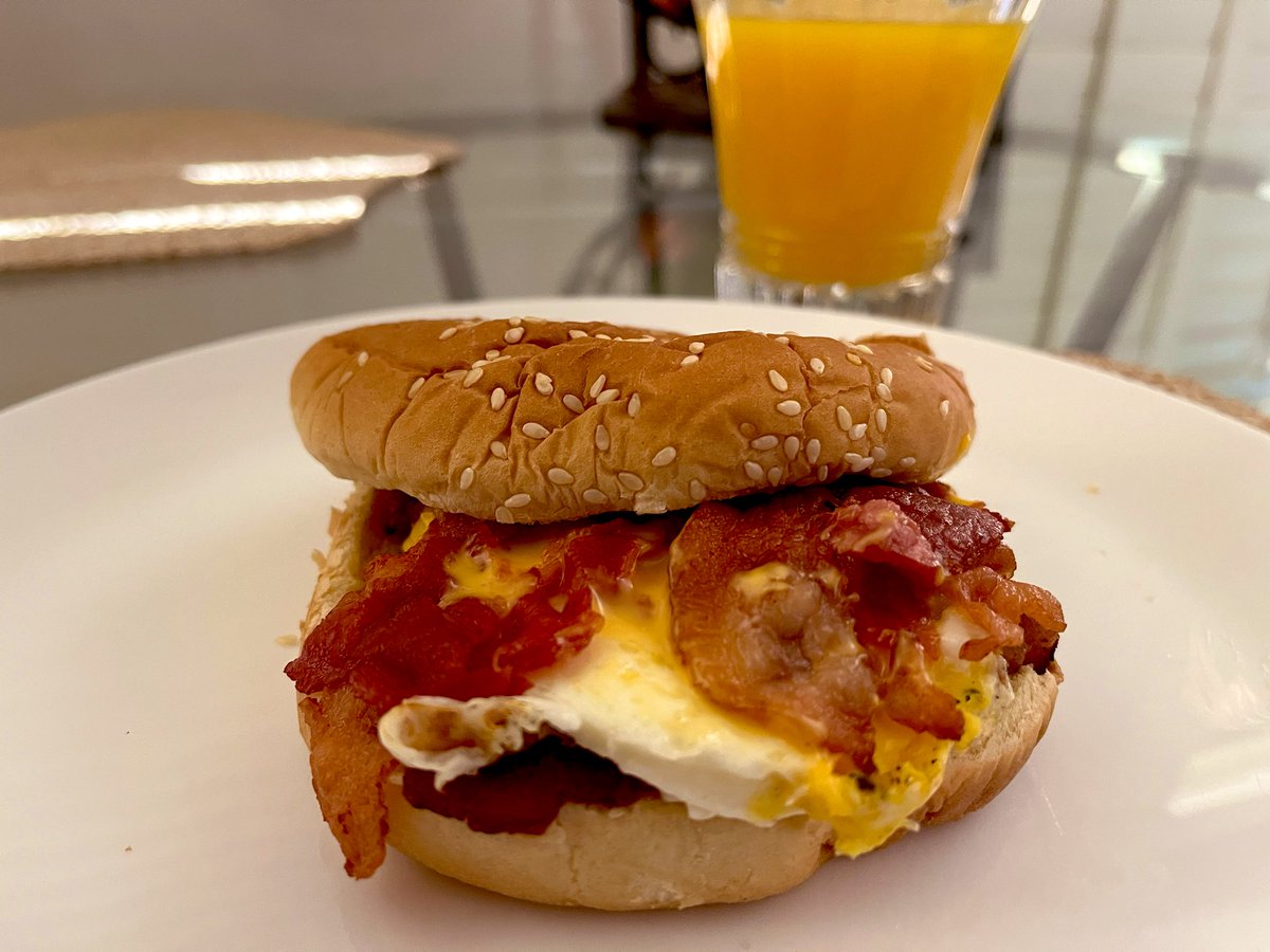 timgloriaa's tweet photo. Bacon, Egg and Cheese Breakfast Sandwich. https://t.co/aOXwi2L8rL