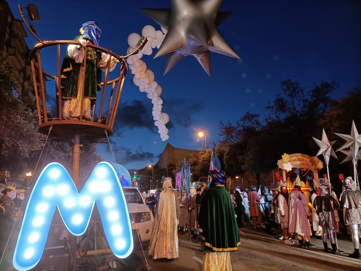 bdncom's tweet image. 👑La Cavalcada dels Reis d'Orient ja s'ha posat en marxa i tot just arriba a l'avinguda Marquès de Sant Mori👇🏽El primer rei a fer acte de presència és el Rei Melcior, acompanyat dels primers Turnemi que ja recullen les cartes plenes de desitjos. #CavalcadaBDN #Badalona