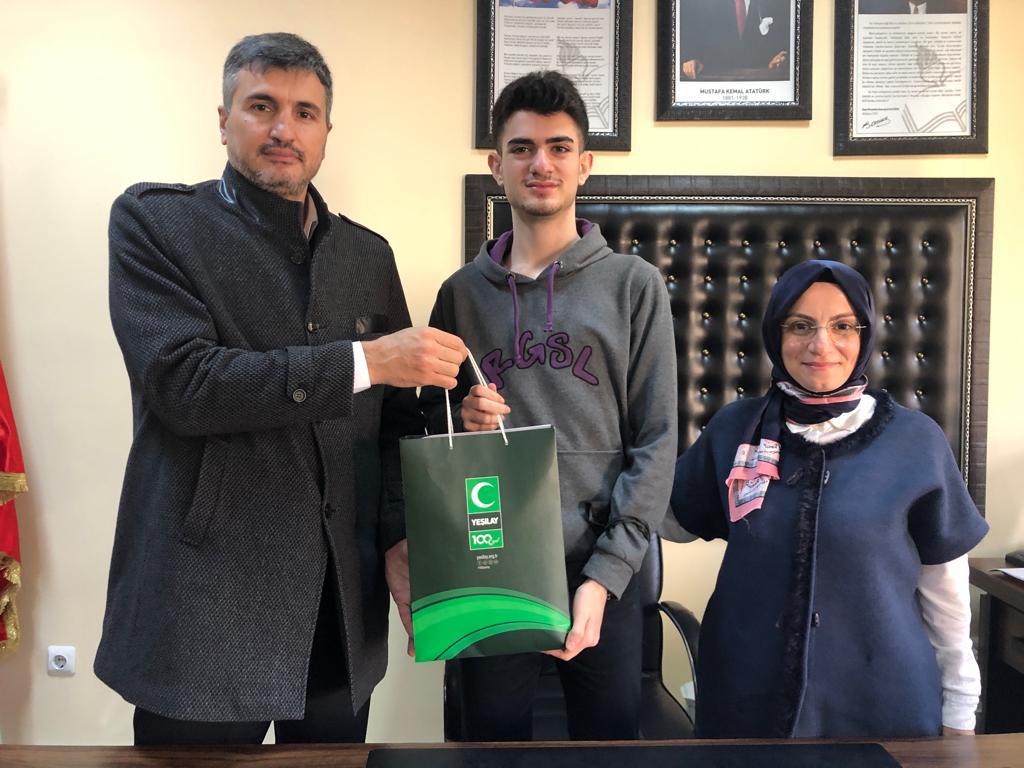 Türkiye genelinde her yıl düzenlenmekte olan SNSG (Saglikli nesil sağlıklı gelecek) yarışmasında Türkiye 2.si Rize Güzel Sanatlar Lisesi öğrencisi Fatih Gürkan ÇAVUŞ'u Yeşilay Rize şubesi olarak ziyaret ettik pic.x.com/bhjX0Zgaki