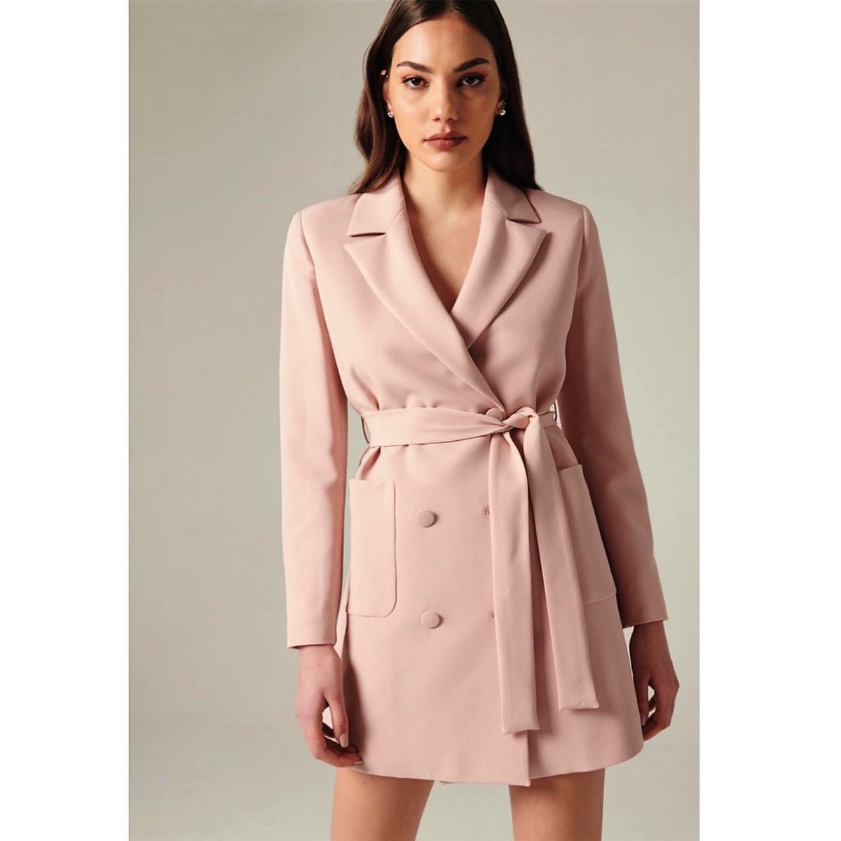 raffaellabouti's tweet photo. Per allargare gli orizzonti, ampliare con intelligenza le opzioni del tuo guardaroba, Raffaella ti consiglia il blazer mini dress.
Chic minimal, un po' intellettuale.
-20% saldi di fine stagione
Acquistalo subito ultimo pezzo qui https://t.co/6SaUDlqoUN
#Soughtafter RICERCATO https://t.co/VDW1e97zJa