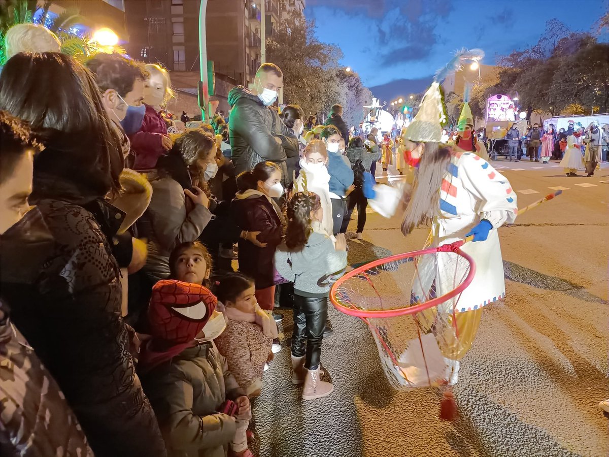 bdncom's tweet image. 👑La Cavalcada dels Reis d'Orient ja s'ha posat en marxa i tot just arriba a l'avinguda Marquès de Sant Mori👇🏽El primer rei a fer acte de presència és el Rei Melcior, acompanyat dels primers Turnemi que ja recullen les cartes plenes de desitjos. #CavalcadaBDN #Badalona