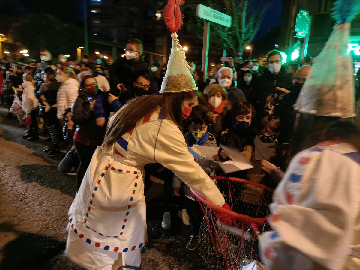bdncom's tweet image. 👑La Cavalcada dels Reis d'Orient ja s'ha posat en marxa i tot just arriba a l'avinguda Marquès de Sant Mori👇🏽El primer rei a fer acte de presència és el Rei Melcior, acompanyat dels primers Turnemi que ja recullen les cartes plenes de desitjos. #CavalcadaBDN #Badalona