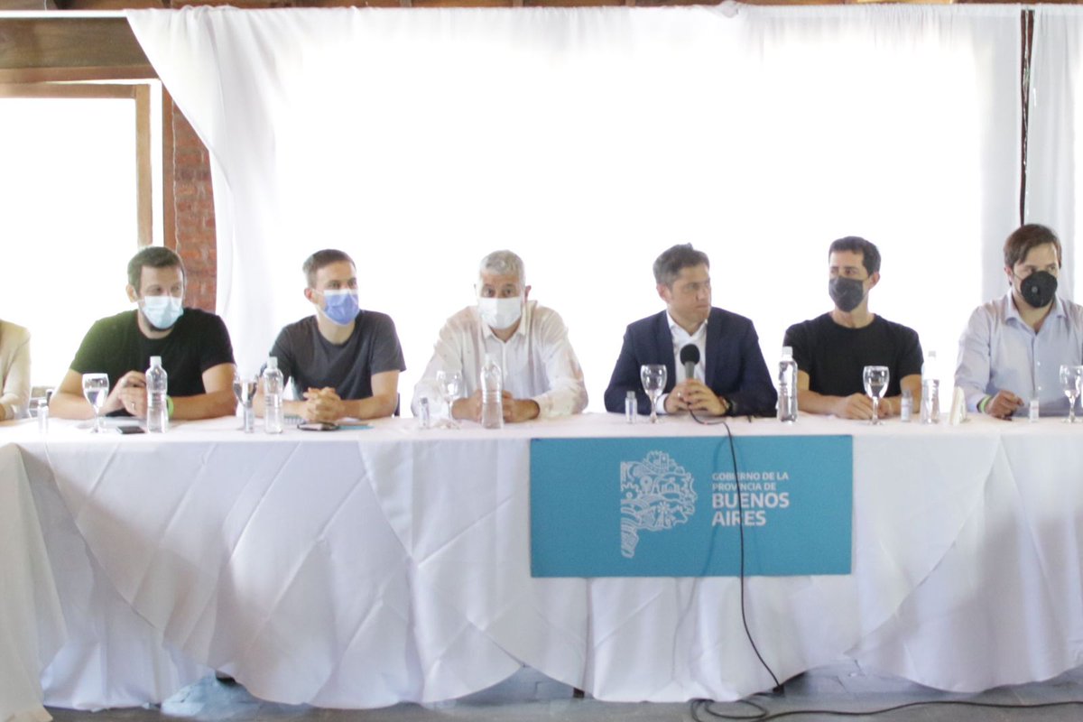 La temporada récord del Turismo moviliza la producción de distintos sectores. En Villa Gesell acompañamos al gobernador <a href="/kicillofok/">Axel Kicillof</a> y al ministro <a href="/wadodecorrido/">Wado de Pedro 🇦🇷</a> junto a <a href="/BarreraGusOk/">Gustavo Barrera</a> en un encuentro con empresarias y empresarios industriales, comerciales y turísticos.