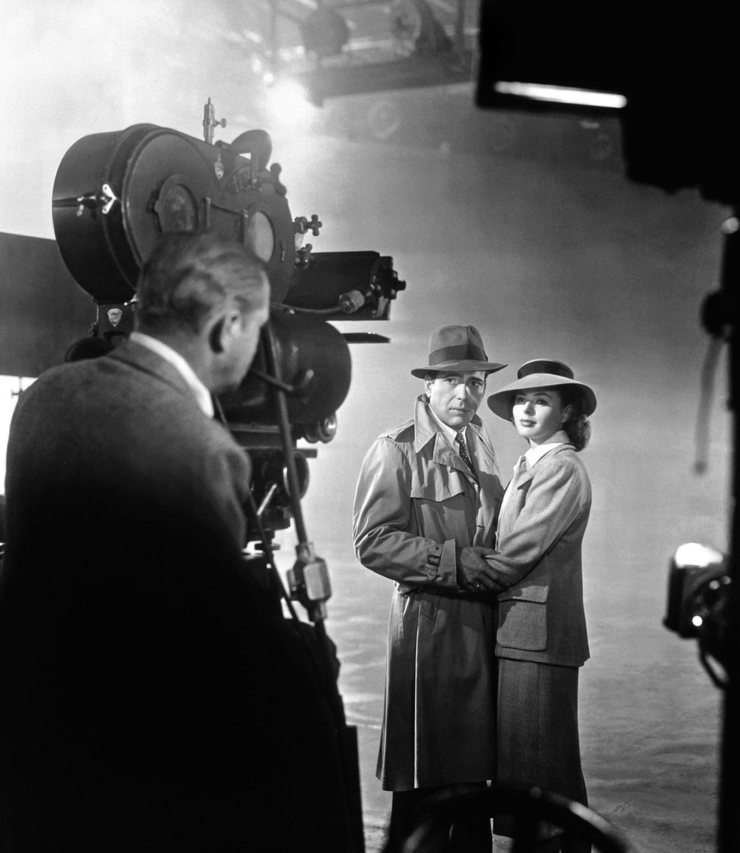 filmes_e_filmes's tweet photo. O diretor de fotografia Arthur Edeson alinhando Humphrey Bogart e Ingrid Bergman para a icônica cena da despedida no aeroporto em "Casablanca", clássico de 1942 dirigido por Michael Curtiz.❤️🎥
#humphreybogart #ingridbergman #casablanca #arthuredeson https://t.co/7ryGaoZKx7