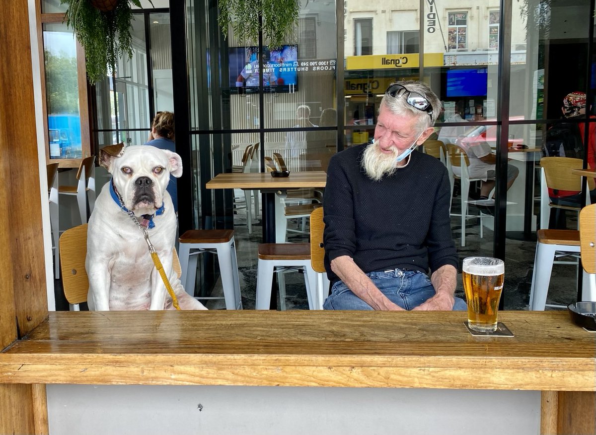 TwoPaddocks's tweet photo. Mates . And a beer . https://t.co/OLhq9EnIfn