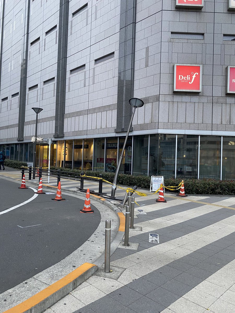 1231916a's tweet photo. えらいこっちゃあ…

#大塚駅 https://t.co/kFtotPOFyM