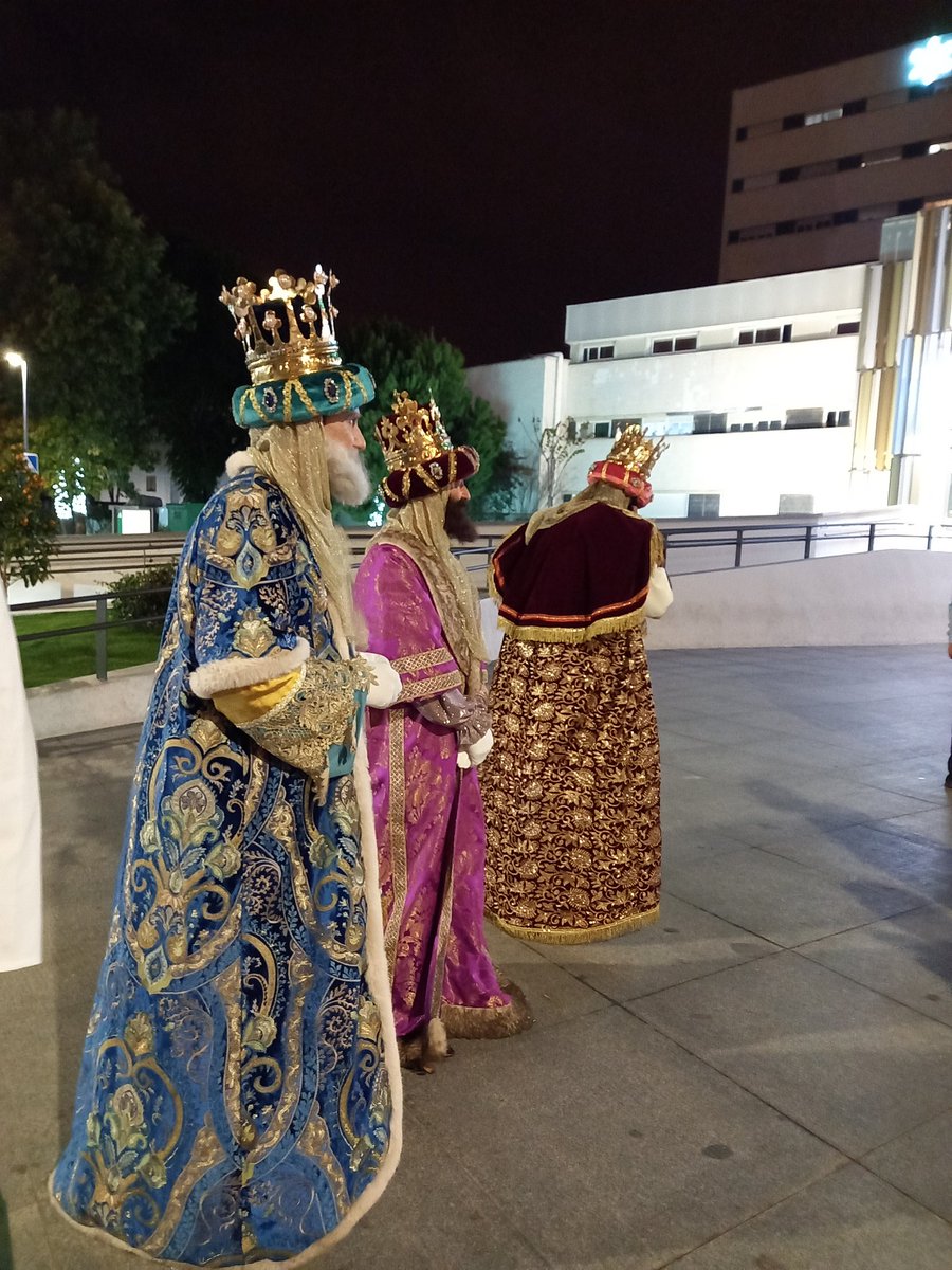 Sus Majestades los Reyes Magos de Oriente están llegando al Hospital Virgen Macarena.
#CabalgataSev22