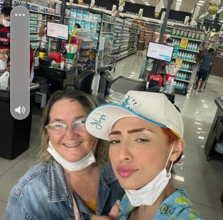 JCommercio's tweet photo. Ruivinha de Marte e Tia da Trufa do AM?? 

A ícone da Universidade Federal do Amazonas, Francisca Lima, a famosa "Tia da Trufa do Amazonas", participou nesta terça-feira (04.01), do mais novo clipe da digital influencer e cantora, Ruivinha de Marte, em Manaus. @ruivinhademarte https://t.co/iEZ6KbmjNR