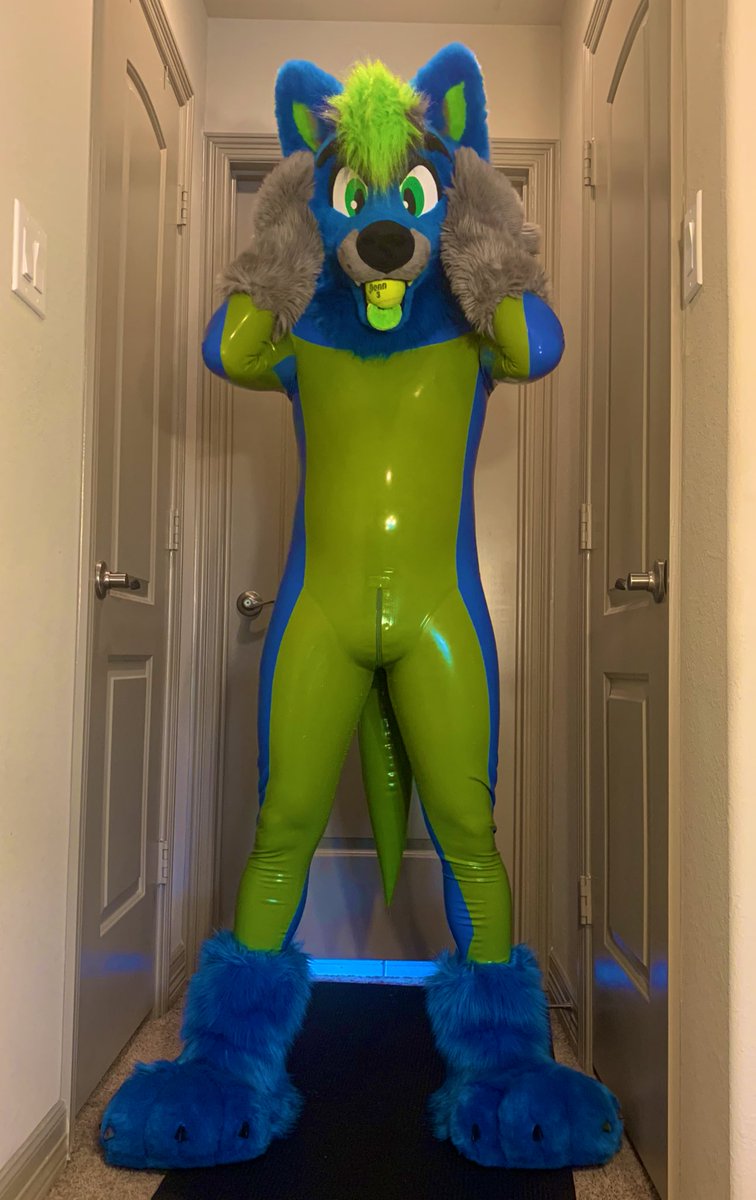 Sometimes it’s fun to get squeaky and just chill. Anyone else a fan? 💙💚🐺🎈