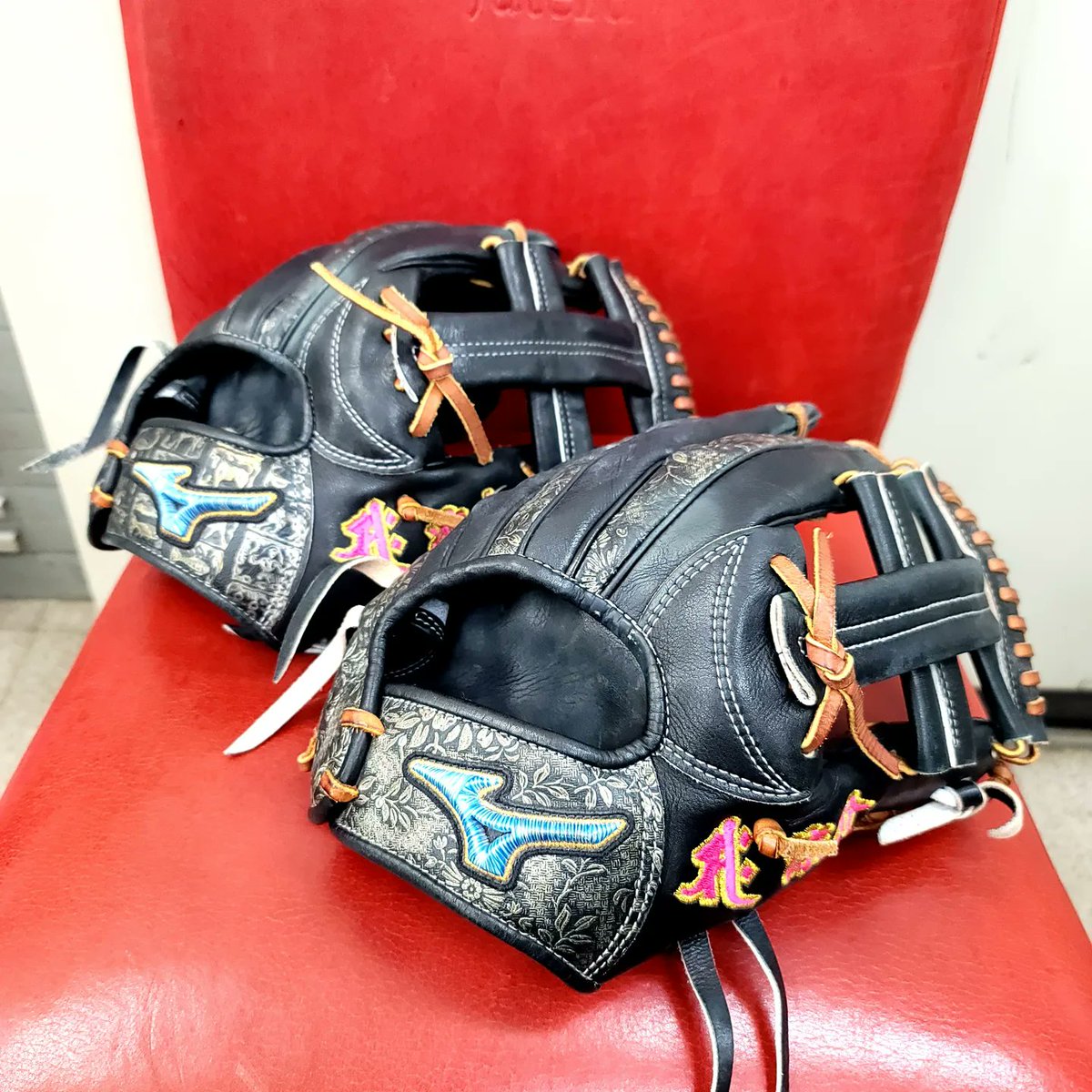 juteru_leather's tweet photo. #菊池涼介 選手の来社日記
グラブ
2020年の無失策グラブ(菊の型押し)
2021年(星座型押し)のグラブ

ボールの擦れが 無いのにビックリです！
#ジュテルレザー https://t.co/SHFx1sizl7