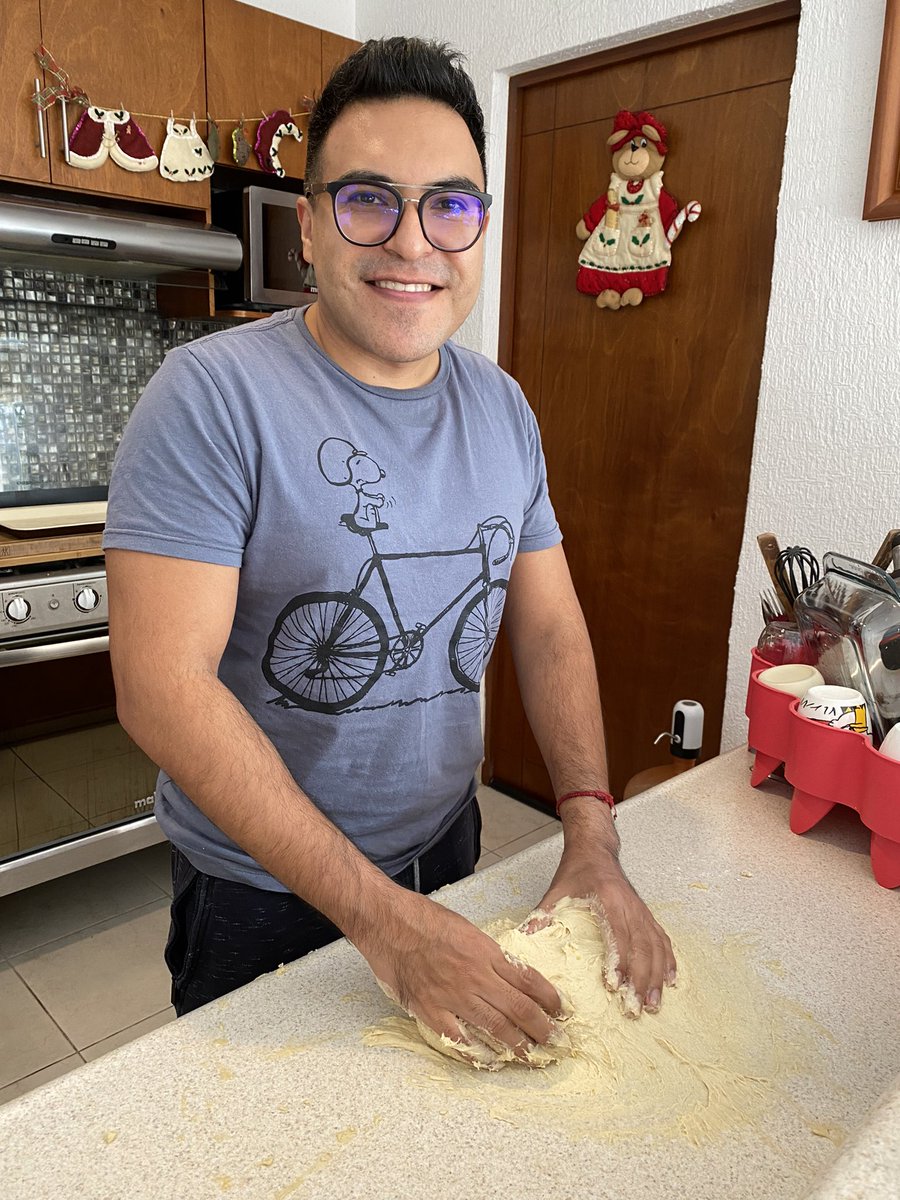 mikeljim's tweet photo. Después de hora y media quedó la amasada #quechinga ahí aún no estaba lista, era el relevo. https://t.co/5vOCb2aFhl