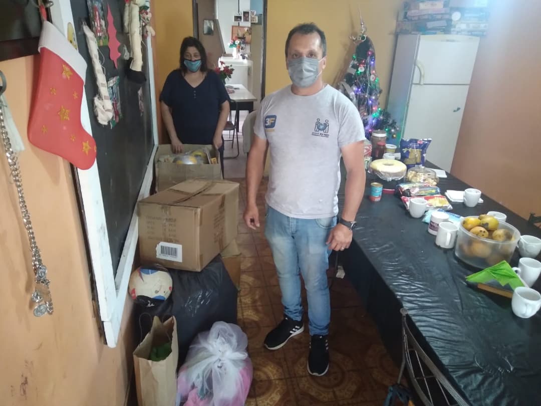 3framos's tweet photo. Hoy junto al equipo de #3FDonáEnRed y Desarrollo Humano llevamos los juguetes donados por los vecinos a merenderos de #LomaHermosa, en Brasil al 900 y Machado al 9000.

¡Muchas gracias a todas las personas que donaron, ya que se podrá hacer felices a muchos nenes el #DíaDeReyes! https://t.co/NbMT40MLBu