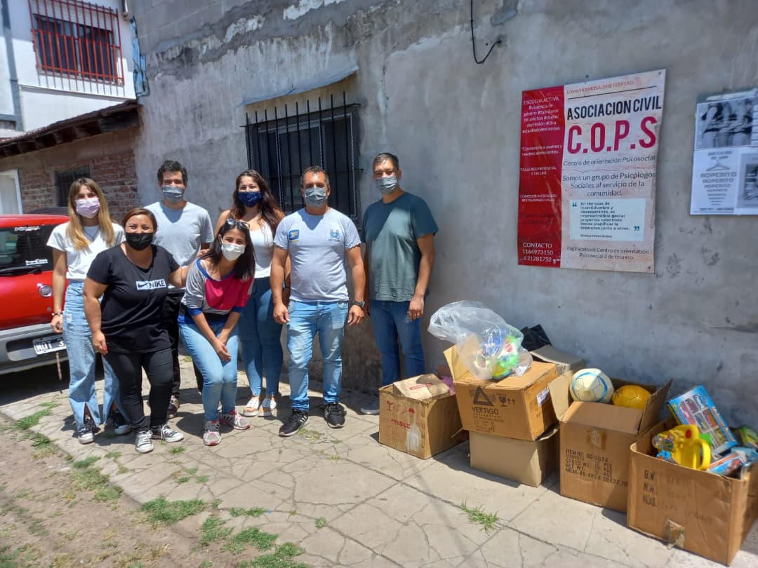 3framos's tweet photo. Hoy junto al equipo de #3FDonáEnRed y Desarrollo Humano llevamos los juguetes donados por los vecinos a merenderos de #LomaHermosa, en Brasil al 900 y Machado al 9000.

¡Muchas gracias a todas las personas que donaron, ya que se podrá hacer felices a muchos nenes el #DíaDeReyes! https://t.co/NbMT40MLBu