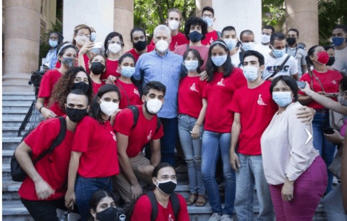 #FidelPorSiempre : "Seremos inconmoviblemente fieles a nuestros principios y deberes revolucionarios y esa será la herencia espiritual más valiosa que legaremos a las futuras generaciones de nuestra patria".

#CubaViveEnSuHistoria #CubaViveYVence