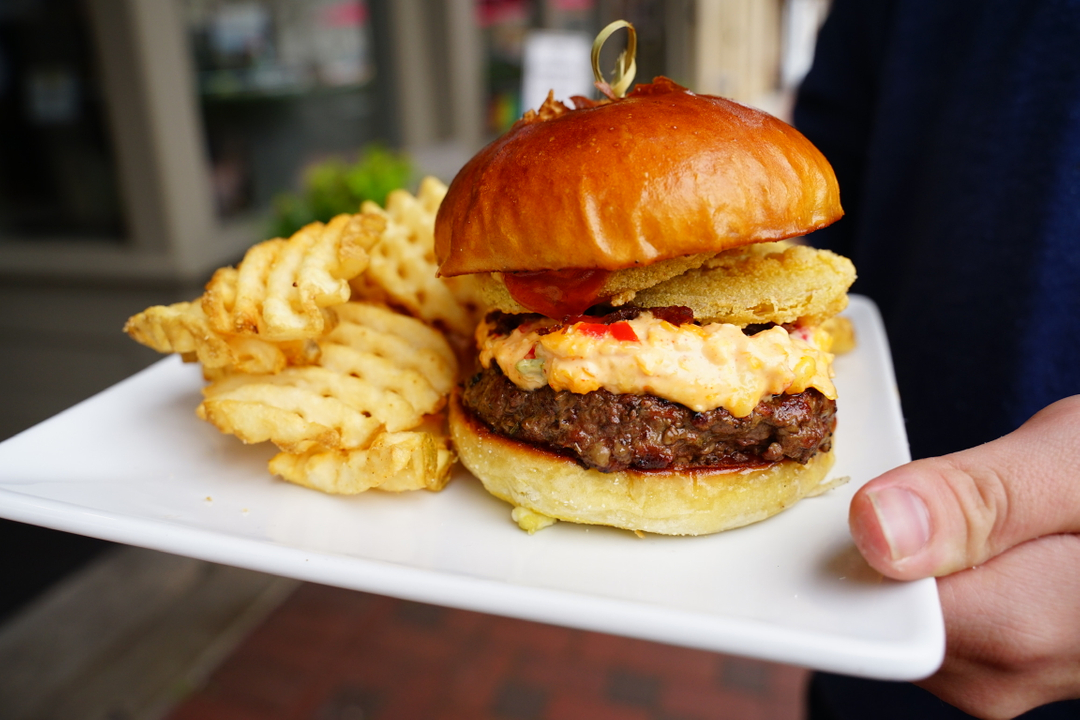 Choose your fighter 🍔 Are you a classic burger kinda person or do you prefer fun toppings like peppamento cheese and fried green tomatoes?