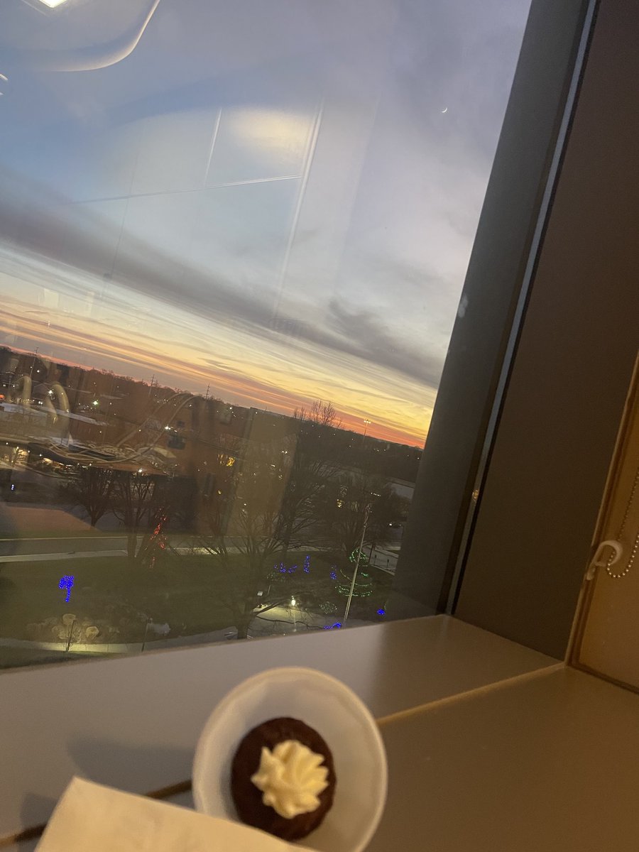 shaemakuno's tweet photo. 夕暮れを見ながら食べるとブラウニーもおいしい😊コーヒーはまだか？
#ブラウニー#夕暮れ https://t.co/xG0w3PkhVd