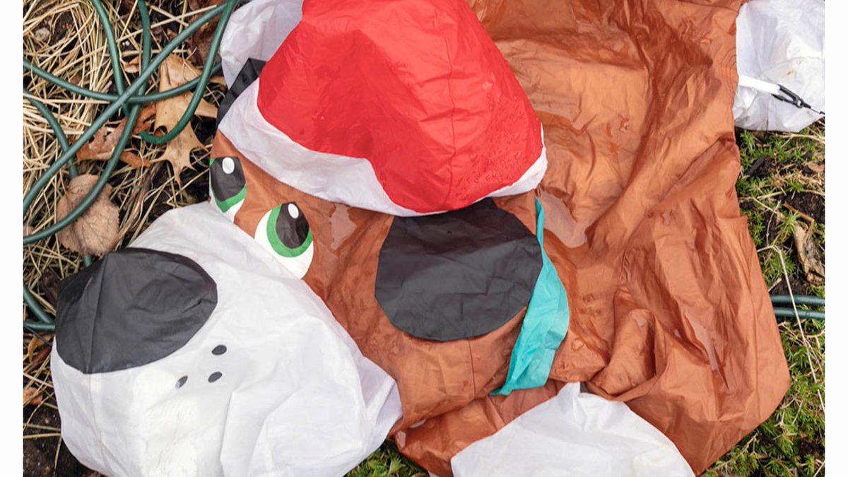 Ahhh…

The holiday season is over and done, and all the Santas and elves and reindeer and pandas slowly deflate in front yards.

It’s a Santapocalypse.
garyduehr.com/things#/santap…