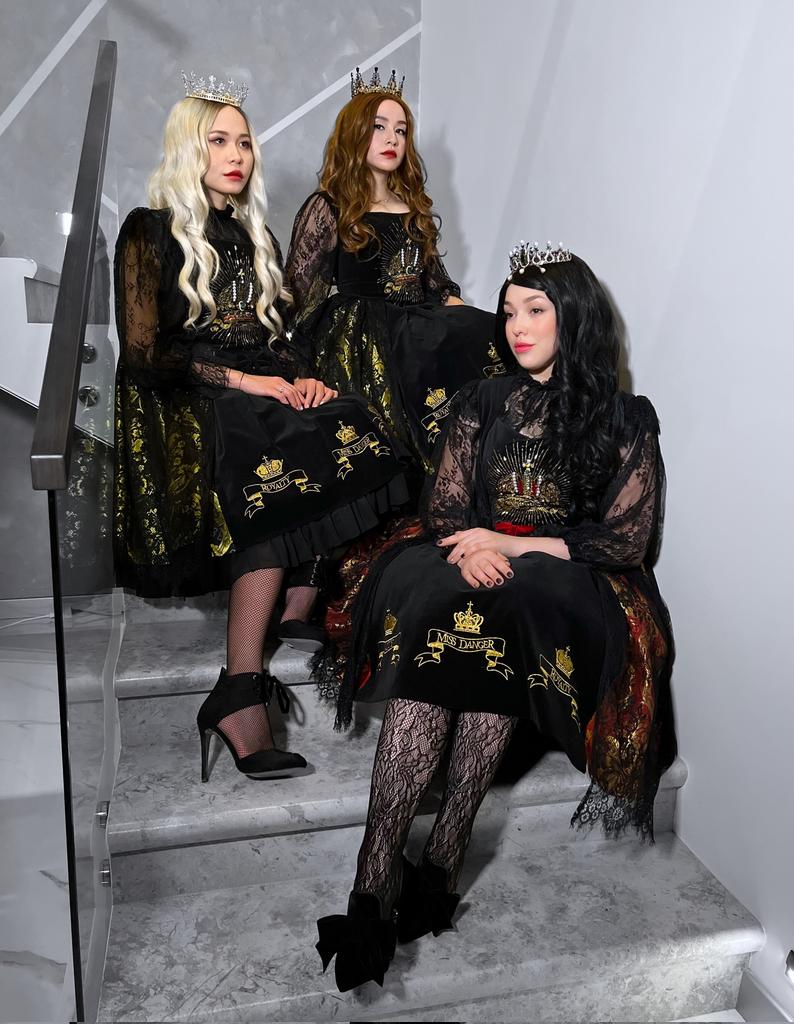 👑 "Royalty" JSK pre-order is already open at our website! ⚜️
Lots of crowns and solar shine in one dress!
✨ 2 colorways 
✨ 13 sizes
✨ The skirt version of this design
✨ Payment plan is also available
missdanger.shop
#lolitafashion #eglcommunity #ロリィタファッション