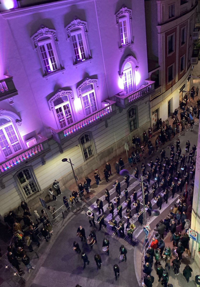 MartaXicue's tweet photo. @LaTdT Des de #laValldUixó, la Plana Baixa, les 3 bandes del poble sempre acompanyen als reixos en la cavalcada 

Enguany a @laciac mos ha tocat 👑Melcior 

Ací en la foto, justet arribant a l’Ajuntament 

Des de sempre, el meu dia preferit de totes les vacances 🤩 https://t.co/7LJAH2brOB
