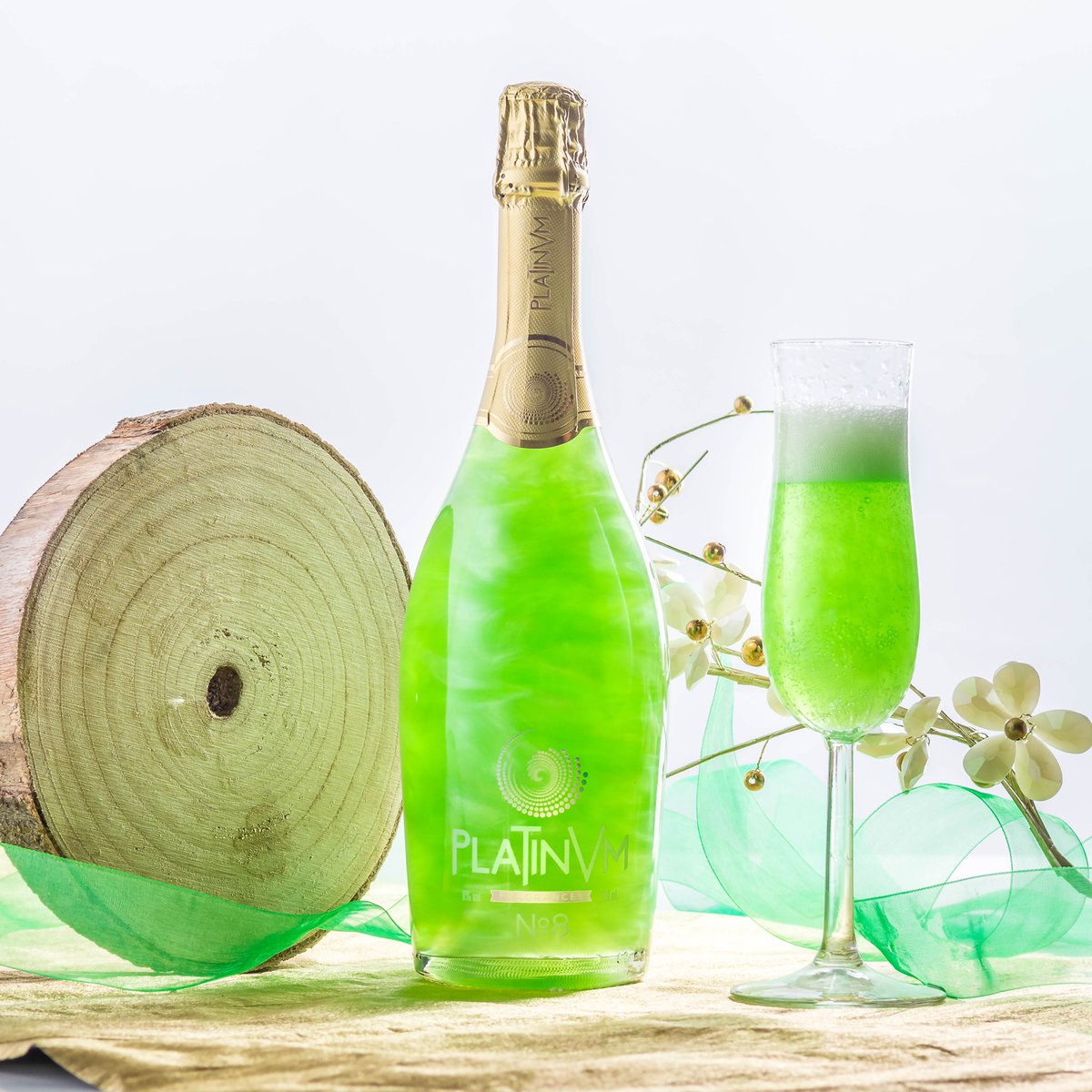 🎁🍾👑Para una fiesta de Reyes llena de magia, no olvides preparar tus espumosos Platinvm favoritos! Sus aromas sugerentes y sus finas burbujas son el mejor regalo para el paladar! 🥂🎁🍾
.
.
.
.
#platinvm #regalodereyes #reyesmagos2022