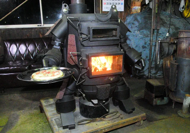 そうなのって調べてたら
土佐清水市のふるさと納税返礼品
寄付金額1620000 円左側と寄付金額2370000 円右側の寄付でもらえる「ロボット型薪ストーブミニ」って魅力的なのが出てきた  