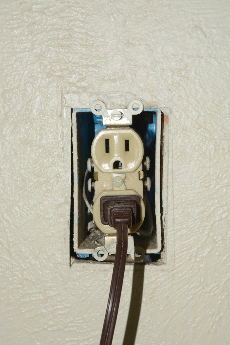 MidlandPUC's tweet photo. Start the new year with a home electrical safety checkup? If your outlet has a missing or broken cover plate, replace it immediately. Outlet covers create a barrier between people and exposed wires. More tips: https://t.co/DDHpudUx5d https://t.co/ZZVFPOCyZY