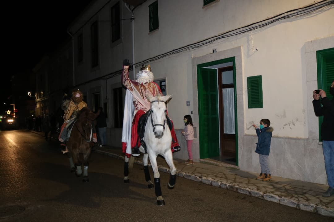 AjFelanitx's tweet photo. REIS D'ORIENT CAS CONCOS
A cavall han arribat a Cas Concos Melcior, Gaspar i Baltasar.
#diadereis #5gener #regals https://t.co/lEHGbNWzmv