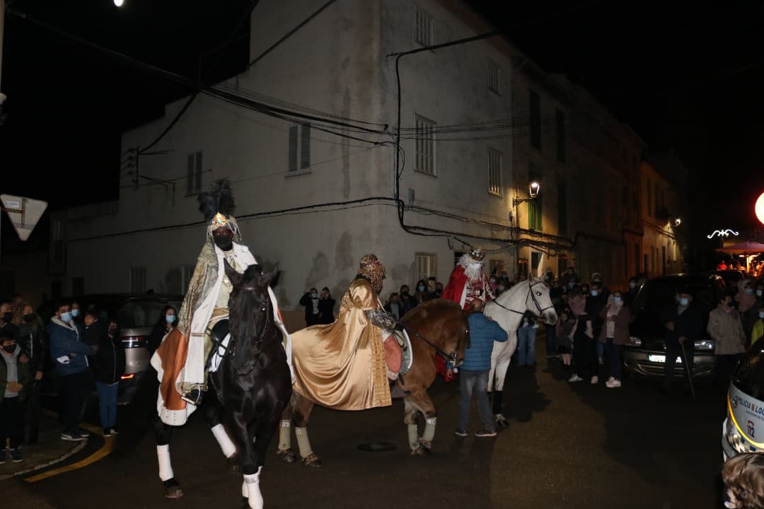 AjFelanitx's tweet photo. REIS D'ORIENT CAS CONCOS
A cavall han arribat a Cas Concos Melcior, Gaspar i Baltasar.
#diadereis #5gener #regals https://t.co/lEHGbNWzmv