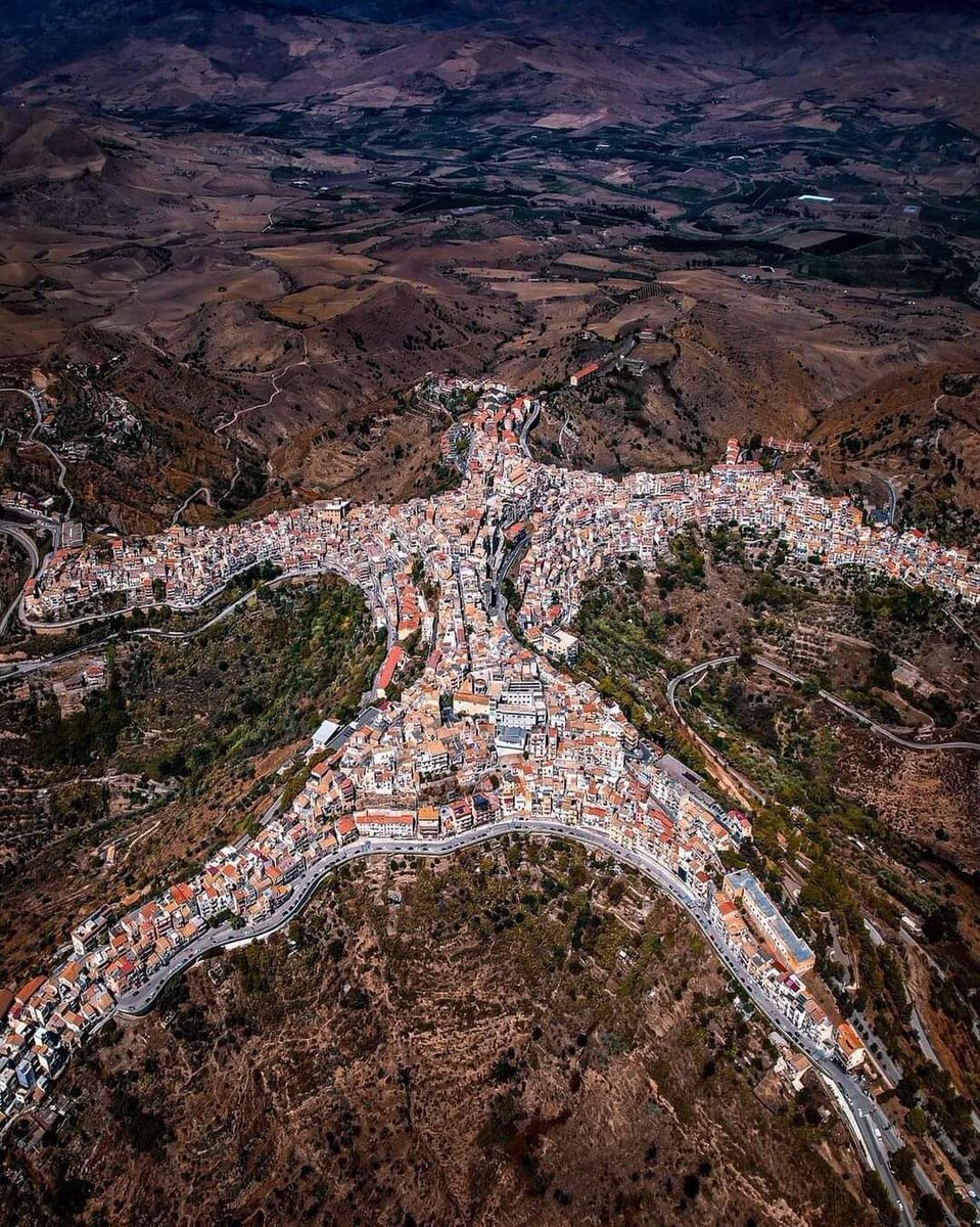 ScreenMix's tweet photo. بلدة سانتوريب جنوب إيطاليا https://t.co/J5gh89OsSj