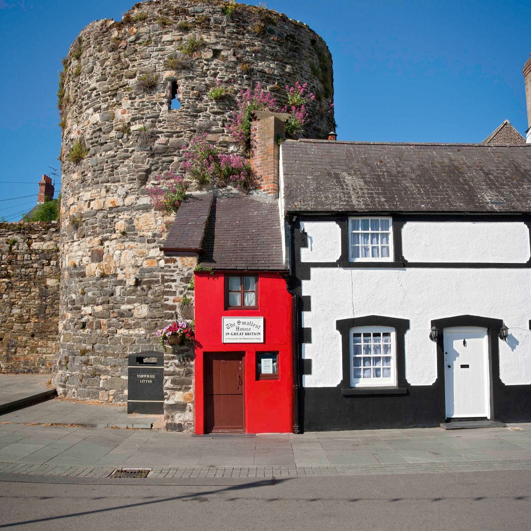 Have you been to the smallest house in Great Britain measuring just 72 inches wide by 122 inches high? It was occupied right up until May 1900, and ever since it has been visited and marvelled at by people from around the world bit.ly/31eiWRm #visitconwysafely